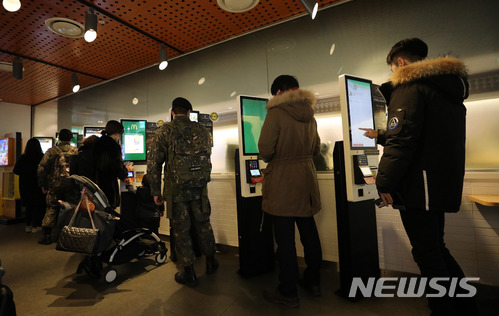 【서울=뉴시스】임태훈 기자 = 최저임금 7530원의 한 해가 시작됐다. 지난 1일부터 최저임금이 지난해 6470원에서 16.4% 오른 7530원이 되면서 시급으로는 160원, 하루 수당(8시간 기준) 8480원, 한 달 22일 근무 가정 시 월급 18만6560원의 변화가 생겼다. 아르바이트생 72%는 최저임금 인상으로 구직난을 우려하는 것으로 나타났다. 2일 구인·구직 아르바이트 전문 포털 알바천국에 따르면 지난해 12월21일부터 같은 달 29일까지 전국 회원 1458명을 대상으로 ‘최저임금 인상에 따른 고민’을 설문한 결과, 아르바이트생 72%가 최저임금 7530원 적용에 따라 "우려되는 상황이 있다”고 밝혔다.사진은 이날 서울시내 한 패스트푸드 음식점에서 이용객들이 무인주문시스템 키오스크를 통해 주문하고 있는 모습. 2018.01.02. taehoonlim@newsis.com