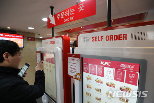 【서울=뉴시스】임태훈 기자 = 최저임금 7530원의 한 해가 시작됐다. 지난 1일부터 최저임금이 지난해 6470원에서 16.4% 오른 7530원이 되면서 시급으로는 160원, 하루 수당(8시간 기준) 8480원, 한 달 22일 근무 가정 시 월급 18만6560원의 변화가 생겼다. 아르바이트생 72%는 최저임금 인상으로 구직난을 우려하는 것으로 나타났다. 2일 구인·구직 아르바이트 전문 포털 알바천국에 따르면 지난해 12월21일부터 같은 달 29일까지 전국 회원 1458명을 대상으로 ‘최저임금 인상에 따른 고민’을 설문한 결과, 아르바이트생 72%가 최저임금 7530원 적용에 따라 "우려되는 상황이 있다”고 밝혔다.사진은 이날 서울시내 한 패스트푸드 음식점에서 이용객들이 무인주문시스템 키오스크를 통해 주문하고 있는 모습. 2018.01.02. taehoonlim@newsis.com