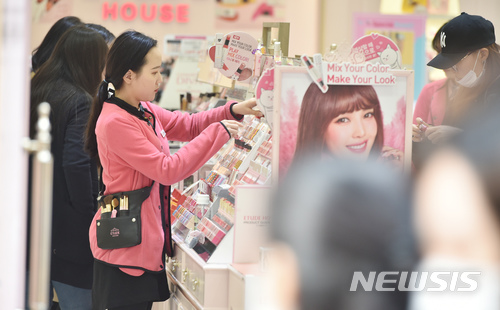 【대구=뉴시스】우종록 기자 = 2018년도 최저임금 시급 7530원이 적용된 2일 오후 대구시 중구 동성로 거리 한 화장품 가게에서 직원이 제품을 정리하고 있다. 2018.01.02. wjr@newsis.com