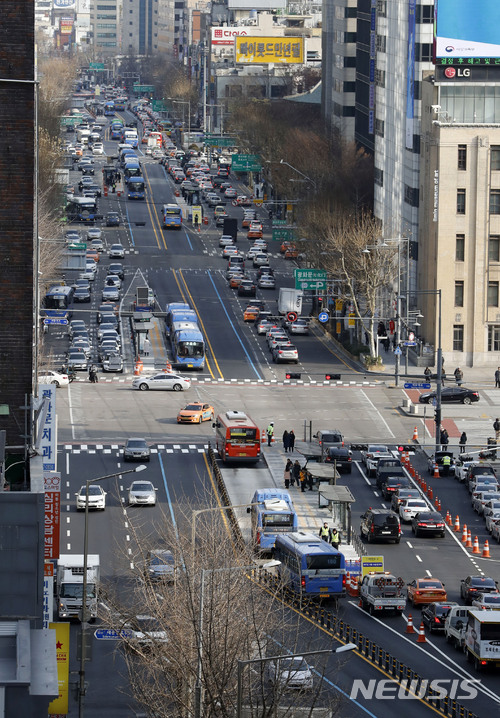 【서울=뉴시스】최동준 기자 = 세종대로 4거리부터 흥인지문 교차로까지 2.8㎞에 이르는 종로 버스중앙전용차로가 개통된 2일 서울 종로구 세종대로 일대에서 버스들이 운행되고 있다. 2018.01.02. photocdj@newsis.com