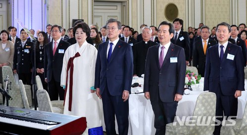 【서울=뉴시스】전신 기자 = 문재인 대통령이 2일 청와대 영빈관에서 열린 신년 인사회 및 오찬에서 애국가를 제창하고 있다. 2018.01.02. photo1006@newsis.com