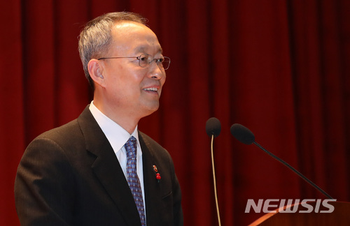 【세종=뉴시스】강종민 기자 = 백운규 산업통상자원부 장관이 2일 오후 정부세종청사에서 열린 시무식에서 신년사를 하고 있다. 2018.01.02. ppkjm@newsis.com
