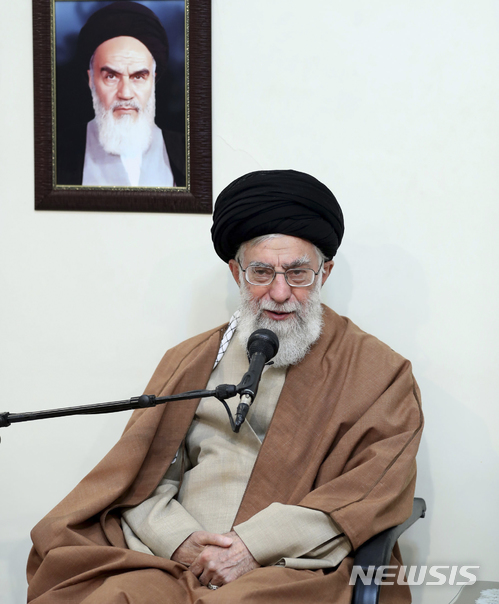 【테헤란=AP/뉴시스】 이란 최고지도자 아야톨라 알리 하메네이가 2일 한 모임에서 말하고 있다. 하메네이의 공식 웹사이트가 공개한 사진이며 벽에는 종교혁명 원조 지도자 아야톨라 호메이니 사진이 걸려 있다. 하메네이는 이날 최근의 시위에 이란의 적들이 개입하고 있다고 비난했다. 2018. 1. 1.