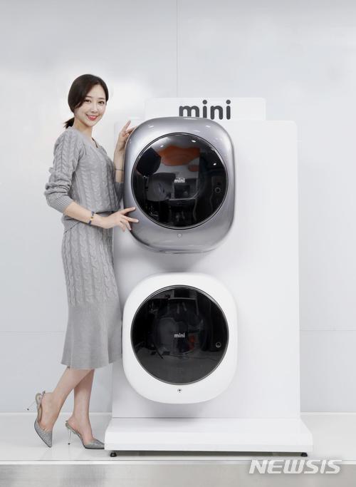 【서울=뉴시스】동부대우전자는 "벽걸이 드럼세탁기 미니는 지난해 3월 누적판매 15만대를 넘어선 이후 4분에 1대꼴로 판매를 기록하며 9개월만에 판매량 10만대를 돌파, 누적판매 25만대를 달성하게 됐다"고 3일 밝혔다.(사진= 제공) photo@newsis.com