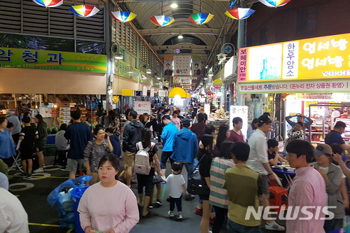 【울산=뉴시스】안정섭 기자 = 울산 남구는 전국 최초의 한우 특화 야시장인 '수암한우야시장(사진)'이 지난해 총 매출 23억2500만원을 기록했다고 3일 밝혔다. 2018.01.03. (사진=울산 남구 제공) photo@newsis.com