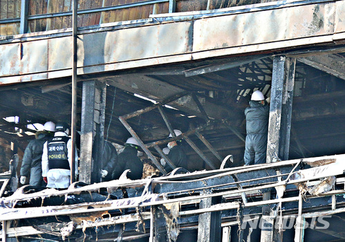 【제천=뉴시스】강신욱 기자 = 충북 제천시 하소동 스포츠센터 화재 참사 발생 14일째인 3일 희생자 유가족들이 과학수사 요원과 함께 건물 8층 사고 현장을 살펴보고 있다. 2018.01.03. ksw64@newsis.com