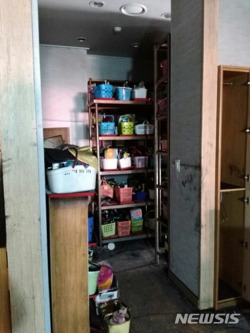 【제천=뉴시스】김재광 기자 = 3일 오전 충북 제천시 하소동 스포츠센터 화재 참사 현장을 찾은 유가족들이 휴대전화로 찍은 2층 비상구의 모습. 선반에 있는 플라스틱 용기가 타지않고 그대로 남아 있다.2017.01.03.(사진=유가족 제공) photo@newsis.com