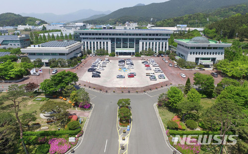 【밀양=뉴시스】안지율 기자 = 밀양시는 오는 26일 시청 대강당에서 암 전문의 김의신 박사 초청 '제277회 시민대학'을 운영한다. . 사진은 밀양시청 전경. 2018.04.12. (사진=뉴시스 DB) photo@newsis.com  