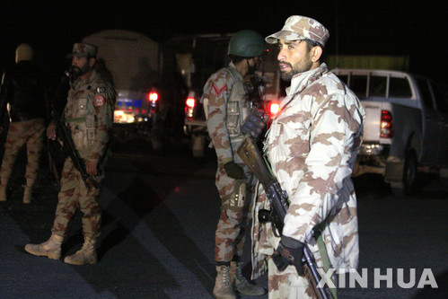 【퀘탄( 파키스탄) = AP/뉴시스】 파키스탄의 퀘타시에서 2일 발생한 총격 테러로 12명이 부상당한 뒤 보안군이 일대를 폐쇄하고 수색중이다.&nbsp; 