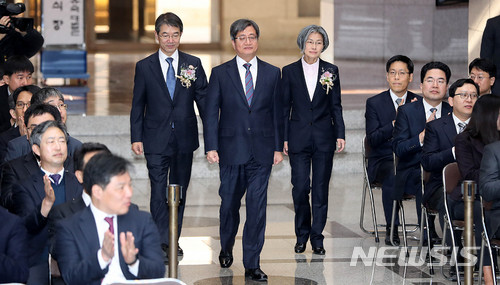 【서울=뉴시스】추상철 기자 = 신임 대법관 취임식이 열린 지난 1월3일 오전 서울 서초구 대법원에서 김명수 대법원장이 안철상(왼쪽), 민유숙 신임 대법관과 함께 입장하고 있다. 2018.01.03. scchoo@newsis.com