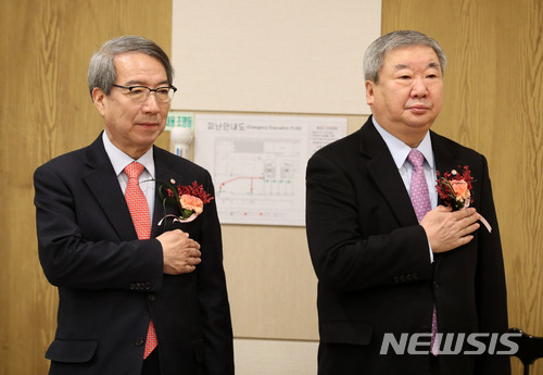 【서울=뉴시스】박진희 기자 = KBO 정운찬(왼쪽) 신임총재와 구본능 전임총재가 3일 서울시 강남구 캠코양재타워에서 제22대 KBO 총재 이취임식을 하고 있다. 2018.01.03.pak7130@newsis.com