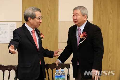 【서울=뉴시스】박진희 기자 = KBO 정운찬(왼쪽) 신임총재와 구본능 전임총재가 3일 서울시 강남구 캠코양재타워에서 제22대 KBO 총재 이취임식에 참석하고 있다. 2018.01.03.pak7130@newsis.com