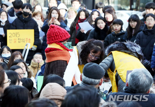 【서울=뉴시스】조성봉 기자 = 3일 오후 서울 종로구 구 주한일본대사관 앞에서 열린 일본군 성노예제 문제해결을 위한 제1316차 정기수요시위에서 김경희(오른쪽 두 번째) 성남평화나비 활동가를 비롯한 관계자들이 소녀상을 어루만지고 있다. 이날 김복동, 길원옥 할머니는 건강상의 이유로 참석하지 못했다.  2018.01.03.suncho21@newsis.com