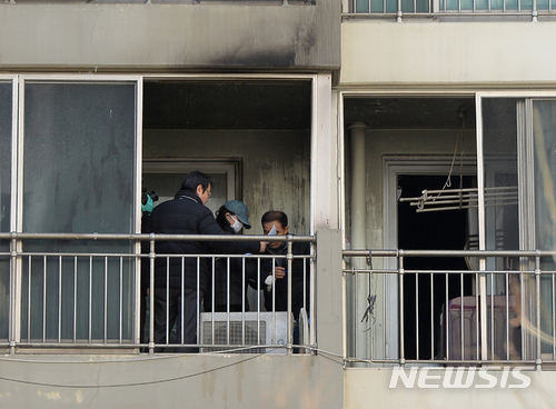 【광주=뉴시스】배동민 기자 = 3일 오후 광주 북구 두암동 한 아파트 11층에서 이불에 담뱃불을 비벼 꺼 불이 나게 해 삼남매를 숨지게 한 혐의를 받는 모친 A(23)씨가 검찰·경찰과 현장검증을 벌이고 있다. 2018.01.03. guggy@newsis.com