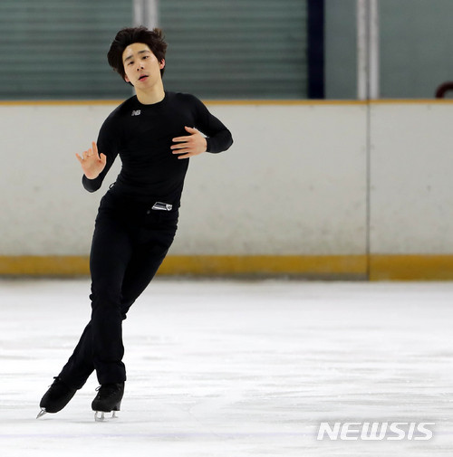 【서울=뉴시스】박주성 기자 = 3일 오후 서울 목동아이스링크에서 열린 제72회 전국남녀 피겨스케이팅 종합 선수권대회 겸 평창올림픽 피겨 국가대표 3차 선발전 공식연습에서 남자부 싱글 1그룹 단국대학교 이준형 선수가 연습을 하고 있다. 2018.01.03. park7691@newsis.com