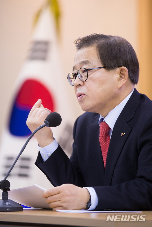 【구미=뉴시스】박홍식 기자 = 남유진 경북 구미시장이 4일 오전 시청 상황실에서 '2018 신년 기자간담회'를 하고 있다. 남 시장은 "지속 가능한 성장기반을 위해 기업도시 역량 강화에 힘을 쏟겠다"며 시정 운영 방향을 설명했다. 2018.01.04 phs6431@newsis.com