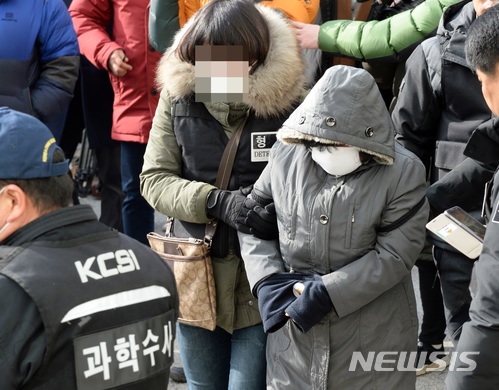 【전주=뉴시스】강인 기자 = 4일 고준희양의 아버지 고모(37)씨, 내연녀 이모(36)씨, 내연녀 어머니 김모(62)씨에 대한 현장검증이 진행된 가운데 김씨가 준희양 사망 당일 상황을 재연하고 있다. 2018.01.04 kir1231@newsis.com