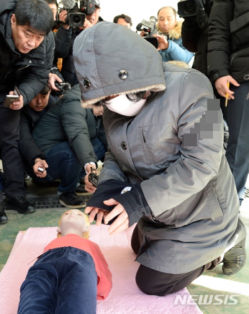 【전주=뉴시스】강인 기자 = 4일 고준희양의 아버지 고모(37)씨, 내연녀 이모(36)씨, 내연녀 어머니 김모(62)씨에 대한 현장검증이 진행된 가운데 김씨가 준희양 사망 당시 상황을 재연하고 있다. 2018.01.04 kir1231@newsis.com 