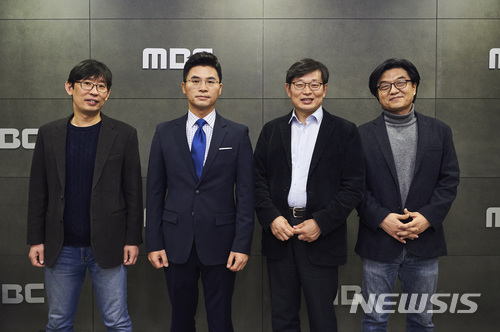 【서울=뉴시스】4일 서울 마포구 상암동 MBC 사옥에서 열린 MBC 'PD수첩' 기자간담회에서 제작진이 포즈를 취했다. 왼쪽부터 김재영, 한학수, 박건식, 유해진 PD. (사진=MBC 제공)