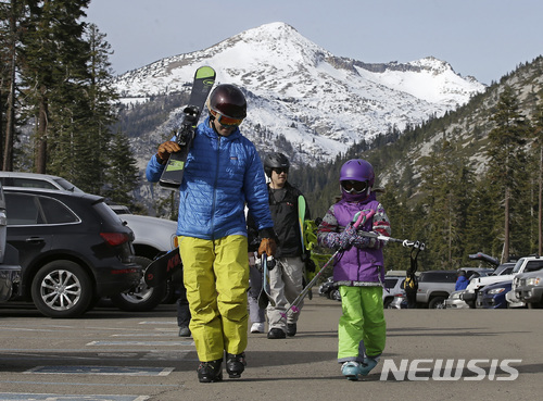 【필립스스테이션 ( 미 캘리포니아주 ) = AP/뉴시스】 캘리포니아주의 대표적인 상수원인 시에라 네바다 산맥의 타호 스키리조트가 새해에도 가뭄으로 최소의 적설량을 보이면서 극심한 가뭄이 우려되고 있다. 이 곳에서는 평년의 10cm에 비해 올해 강설량은 불과 3cm에 그쳤다.
