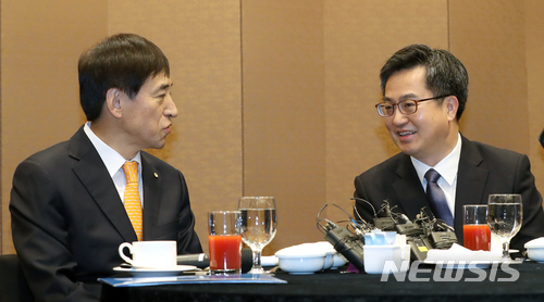 【서울=뉴시스】권현구 기자 = 김동연(오른쪽) 경제부총리 겸 기획재정부 장관과 이주열 한국은행 총재가 4일 오전 서울 중구 은행회관에서 조찬회동을 갖고 있다. 2018.01.04.&nbsp; stoweon@newsis.com