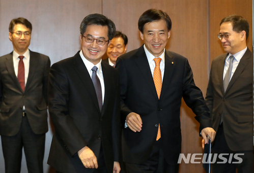 【서울=뉴시스】권현구 기자 = 김동연(왼쪽 두번째) 경제부총리 겸 기획재정부 장관과 이주열 한국은행 총재가 4일 오전 서울 중구 은행회관에서 열린 조찬회동에 참석하고 있다. 2018.01.04.&nbsp; stoweon@newsis.com