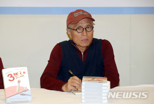 【서울=뉴시스】권현구 기자 = 만화가 허영만이 4일 오전 서울 중구 달개비에서 열린 '허영만의 3천만원 출간 기자간담회'에 참석해 취재진 질문에 답변하고 있다. 2018.01.04. stoweon@newsis.com