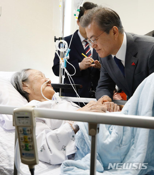 【서울=뉴시스】문재인 대통령이 4일 오전 서울 서대문구 세브란스 병원에 입원중인 일본군 위안부 피해자 김복동 할머니를 병문안 하고 있다. 2018.01.04. (사진=청와대 제공) photo@newsis.com