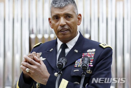 【서울=뉴시스】최동준 기자 = 빈센트 브룩스 주한미군 한미연합사령부 사령관이 4일 서울 강북구 서울사이버대학교 차이콥스키홀에서 민주평화통일자문회의 주최로 열린 특별강연에서 북한 위협 대비, 한미 공조 등에 대해 강연하고 있다. 2018.01.04.&nbsp; photocdj@newsis.com