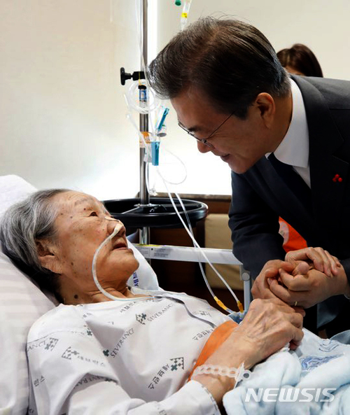 【서울=뉴시스】문재인 대통령이 4일 오전 서울 서대문구 세브란스 병원에 입원중인 일본군 위안부 피해자 김복동 할머니를 병문안 하고 있다. 2018.01.04. (사진=청와대 제공)&nbsp; photo@newsis.com 