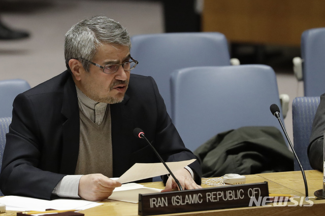 【워싱턴=AP/뉴시스】미 트럼프 행정부의 대(對) 이란 제재 전면 재개에 대해 골라말리 호슈루 유엔 주재 이란대사는 5일(현지시간) 미국은 뻔뻔하고 대담하게(brazenly and boldly) 유엔 안전보장이사회의 결의들을 위반했다"고 강력 비난했다. 지난 2017년 2월13일 유엔본부 회의에서 발언하는 호슈루 대사의 모습. 2018.11.06