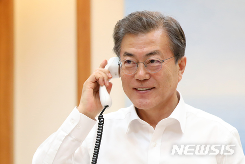 【서울=뉴시스】전진환 기자 = 문재인 대통령이 3일 밤 도널드 트럼프 미국 대통령과 전화통화로 한반도 정세와 관련해 이야기하고 있다. 2018.01.04.&nbsp; amin2@newsis.com 
