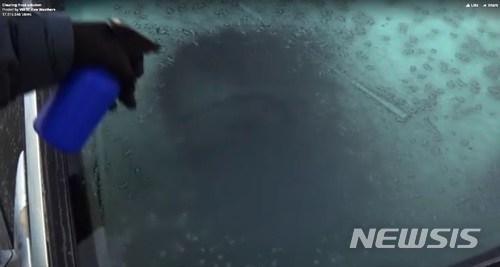 【서울=뉴시스】 집에서 성에제거제를 만드는 방법이 공개돼 미국에서 화제가 되고 있다. 5일(현지시간) 미국 NBC 계열 '투데이닷컴'에 따르면 테네시주 녹스빌의 기상예보관 켄 웨더스는 최근 날씨정보앱 'WATE 6'에 성에를 제거할 수 있는 혼합물 제조법을 공개했다.(사진 : WATE 6 동영상 캡처)