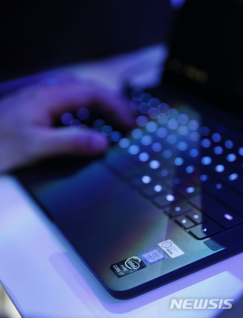 【라스베이거스(미 네바다주)=AP/뉴시스】2016년 1월7일 미 네바다주 라스베이거스에서 열린 국제가전제품박람회(CES) 인텔 부스에서 한 관람객이 인텔의 칩이 내장된 랩탑 컴퓨터를 이용하고 있다. 사이버 보안 전문가들은 기업들이 반도체 칩 결함으로 인한 피해로부터 완전히 보호받을 수 있는 유일한 방법은 컴퓨터 시스템을 완전히 교체하는 것뿐이라고 경고했다. 2018.1.5