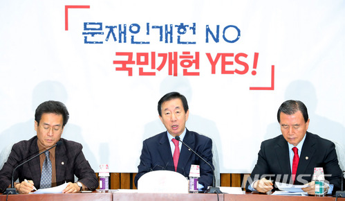 【서울=뉴시스】배훈식 기자 = 5일 오전 서울 여의도 국회 제3회의장에서 열린 자유한국당 원내대책회의에 참석한 김성태 원내대표가 모두발언하고 있다. 왼쪽부터 함진규 정책위의장, 김 원내대표, 홍문표 사무총장. 김 원내대표는 문재인 정권이 시민단체 공화국을 만들겠다는 선포를 했다며 시민사회단체 경력을 일괄적으로 공무원 호봉으로 인정하겠다는 발표에 대해 한국당은 행정안전위원회 전체회의를 소집, 면밀하게 따져보겠다고 말했다. 2018.01.05. dahora83@newsis.com
