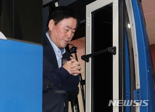 【서울=뉴시스】박진희 기자 = 국정원 특수활동비 1억원을 상납받은 혐의를 받고 구속된 최경환 자유한국당 의원이 지난 1월5일 오전 서울 서초동 서울중앙지검으로 첫 조사를 받기 위해 출석하고 있다. 2018.01.05.pak7130@newsis.com