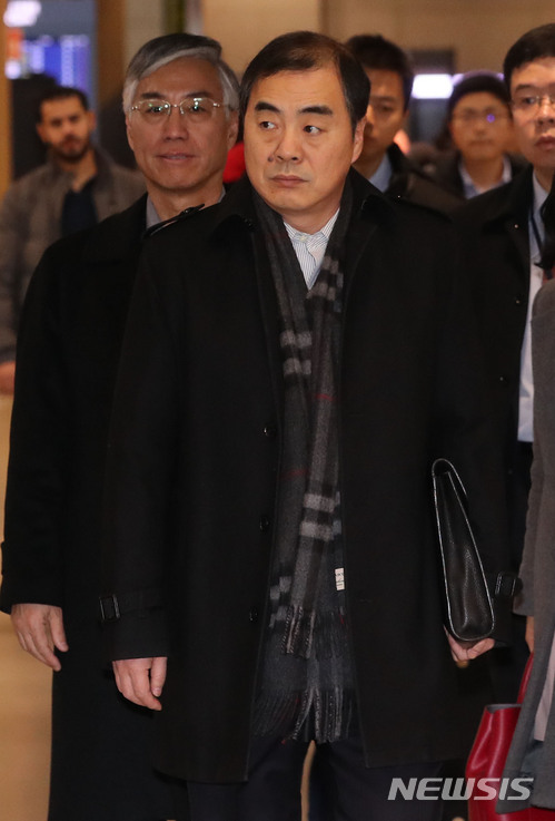 【인천공항=뉴시스】홍찬선 기자 = 쿵쉬안유 중국 외교부 부부장 겸 한반도사무특별대표가 5일 오후 이도훈 외교부 한반도평화교섭본부장과 한중 6자회담 수석 대표 협의를 갖기 위해 인천공항에 입국하고 있다. 왼쪽은 추궈홍 주한중국대사. 2018.01.05. mania@newsis.com