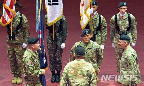 【평택=뉴시스】 사진공동취재단 = 마이클 A. 빌스 신임 주한 미8군사령관(앞줄 왼쪽 첫번째)이 5일 평택 캠프험프리스 미군기지에서 열린 이취임식에서 미8군기를 전달 받고 있다. 사진 오른쪽 첫번째는 이임하는 토마스 S. 밴달 미 8군사령관 중장. 2018.01.05.&nbsp; photo@newsis.com 