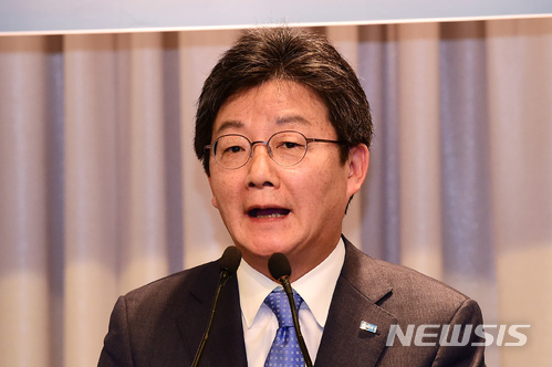 ㅍ【서울=뉴시스】배훈식 기자 = 5일 오전 서울 여의도 켄싱턴 호텔에서 열린 헌정회 신년인사회에 참석한 유승민 바른정당 대표가 축사하고 있다. 2018.01.05.&nbsp; photo@newsis.com