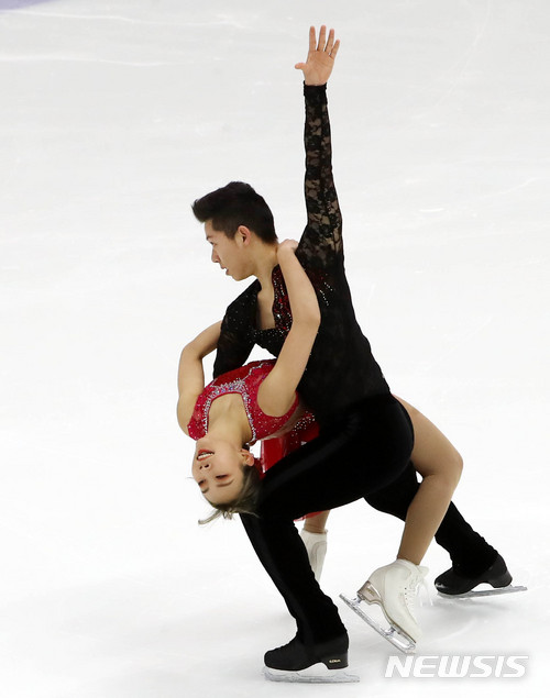 【서울=뉴시스】박주성 기자 = 5일 오후 서울 목동실내빙상장에서 열린 제72회 전국남녀 피겨스케이팅 종합 선수권대회 겸 평창올림픽 피겨 국가대표 3차 선발전에서 시니어 페어스케이팅 김강찬-김규은 선수가 경기를 펼치고 있다. 2018.01.05. park7691@newsis.com