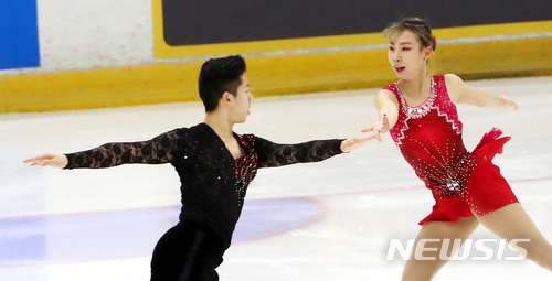 【서울=뉴시스】박주성 기자 = 5일 오후 서울 목동실내빙상장에서 열린 제72회 전국남녀 피겨스케이팅 종합 선수권대회 겸 평창올림픽 피겨 국가대표 3차 선발전에서 시니어 페어스케이팅 김강찬-김규은 선수가 경기를 펼치고 있다. 2018.01.05. park7691@newsis.com