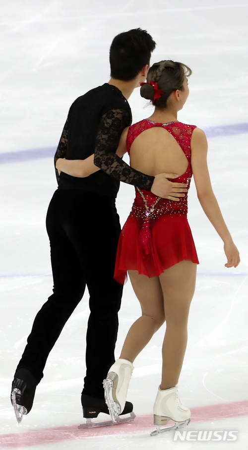 【서울=뉴시스】박주성 기자 = 5일 오후 서울 목동실내빙상장에서 열린 제72회 전국남녀 피겨스케이팅 종합 선수권대회 겸 평창올림픽 피겨 국가대표 3차 선발전에서 시니어 페어스케이팅 김강찬-김규은 선수가 경기를 마친 후 서로를 격려하고 있다. 2018.01.05. park7691@newsis.com