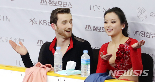 【서울=뉴시스】박주성 기자 = 5일 오후 서울 목동실내빙상장에서 열린 제72회 전국남녀 피겨스케이팅 종합 선수권대회 겸 평창올림픽 피겨 국가대표 3차 선발전에서 시니어 아이스댄싱 민유라-알렉산더 겜린 선수가 경기를 마친 후 경기결과를 기다리며 장난을 치고 있다. 2018.01.05. park7691@newsis.com