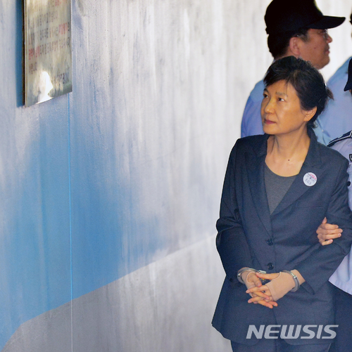 【서울=뉴시스】박주성 기자 = 박근혜 전 대통령이 지난해 9월 서울 서초구 서울중앙지법에서 열린 국정농단 73회 공판에 출석하면서 법원에 붙어 있는 문구를 바라보고 있다. 2017.09.22.&nbsp; park7691@newsis.com 