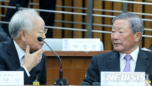 【서울=뉴시스】김진아 기자 = 구본무(오른쪽) LG그룹 회장과 손경식 CJ그룹 회장이 지난 2016년 12월 서울 여의도 국회에서 열린 국정농단 의혹 사건 진상 규명을 위한 국정조사 특별위원회에서 대화를 나누고 있다. 2016.12.06. bluesoda@newsis.com