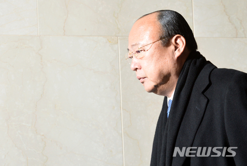 【서울=뉴시스】배훈식 기자 = 김승연 한화그룹 회장이 지난 2016년 12월 서울 여의도 국회에서 열린 국정농단 의혹 사건 진상규명을 위한 국정조사특별위원회 국정조사 1차 청문회에 출석하고 있다. 2016.12.06.dahora83@newsis.com