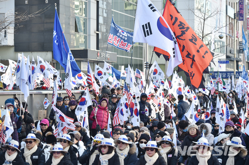 내일 朴탄핵 1년…친박단체, 도심 곳곳 '태극기 집회'