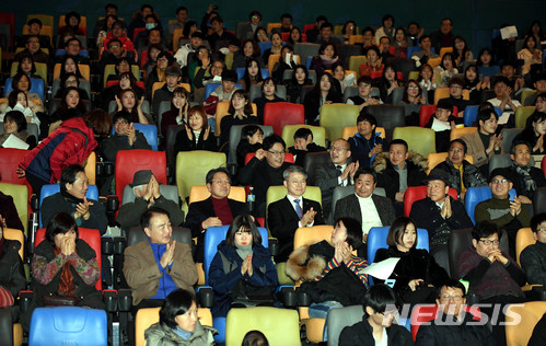 【광주=뉴시스】신대희 기자 = 6일 오후 광주 북구 한 영화관에서 전남대 6월항쟁 동지회 준비위원회 주최로 1987영화 단체 무료관람 행사가 열리고 있다. 단체는 6월 항쟁 세대와 촛불혁명 세대가 영화를 통해 상호 공감하는 시간을 갖자는 취지로 이번 행사를 마련했다. 2018.01.06. sdhdream@newsis.com