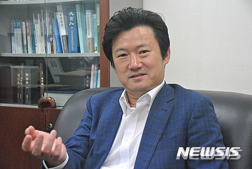 【구미=뉴시스】박홍식 기자 = 유능종(54·법무법인 유능 대표 변호사) 바른정당 경북도당 구미갑 당협위원장이 6·13 지방선거 구미시장 선거 출마를 위해 8일 구미시청 열린나래에서 기자회견을 연다. 사진은 뉴시스 DB. 2018.01.07 phs6431@newsis.com