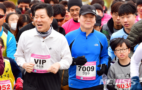 【여수=뉴시스】류형근 기자 = 국민의당 안철수 대표와 주승용 의원이 7일 오전 전남 여수시 여수박람회장에서 열린 '여수마라톤대회'에 참석해 5㎞구간을 달리고 있다. 2018.01.07.&nbsp; hgryu77@newsis.com